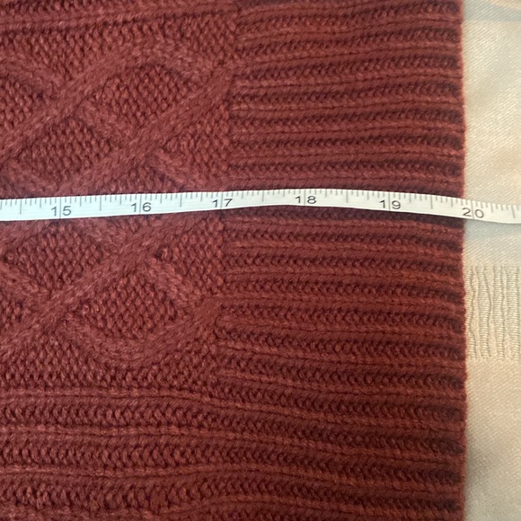 Med. pullover sweater with a ruffle at each shoulder. Acrylic. - Picture 7 of 7